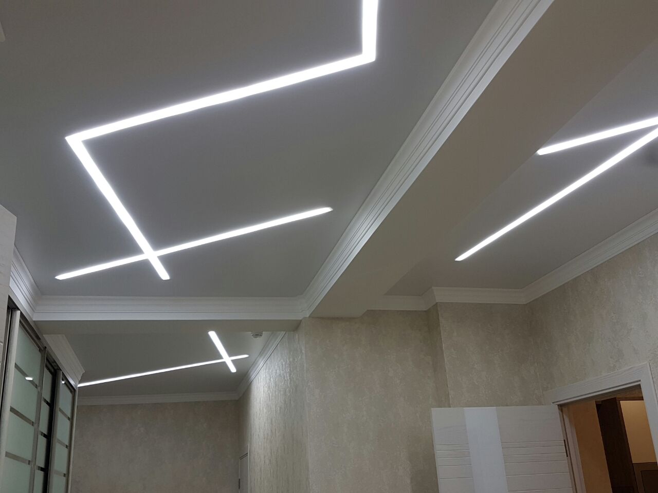 Натяжной потолок с подсветкой внутренней: Натяжные потолки с подсветкой .