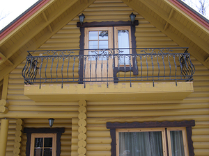 Кованый балкон в доме