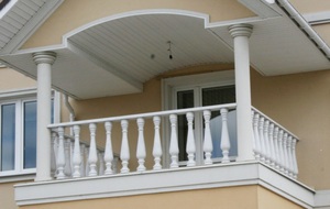 Балкон с колонами