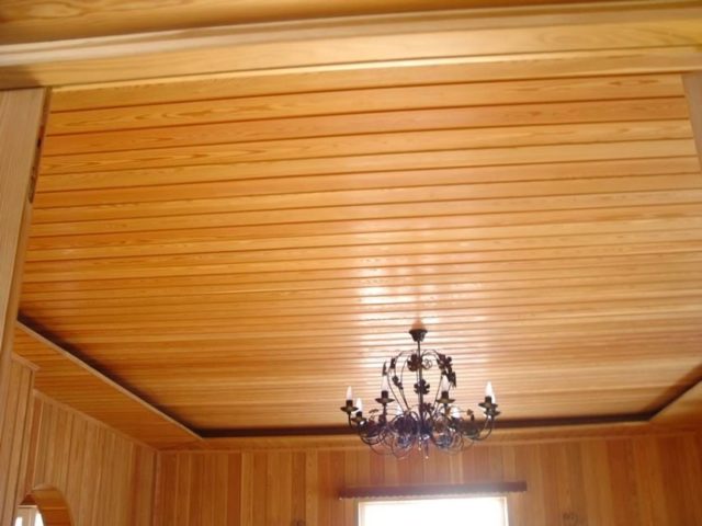 потолок из вагонки в деревянном доме