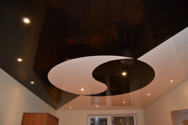 Натяжные потолки со спайкой двух цветов: варианты дизайна, фото в интерьере