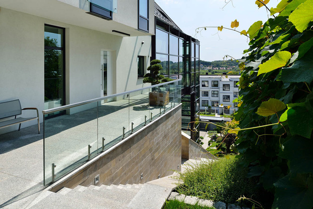 glass-elevator-multiple-levels-slope-house-25-side-terrace.jpg