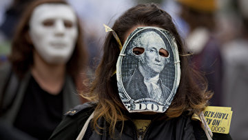 Участница протеста в маске, стилизованной под стодолларовую банкноту в Буэнос-Айресе, Аргентина