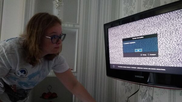  Волонтер Юлия Королева настраивает цифровую приставку. Нижний Новгород