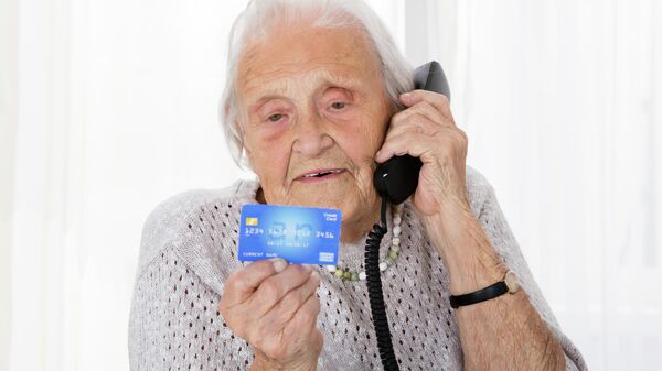 Пожилая женщина с банковской картой