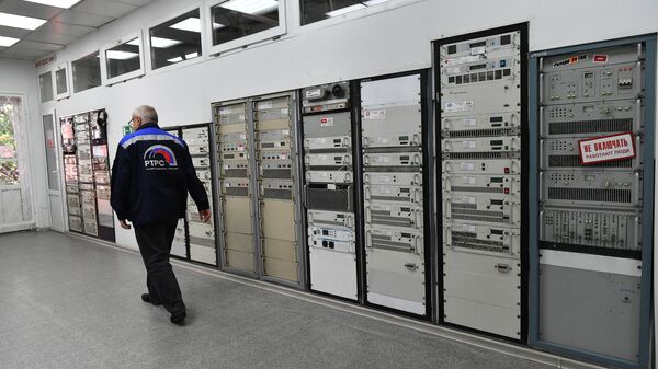 Инженер в аппаратной цифрового вещания филиала РГТС в городе Сочи
