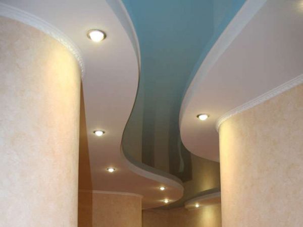 многоуровневая конструкция из гипсокартона в коридоре