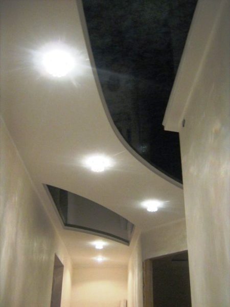 многоуровневый потолок из гипсокартона в коридоре