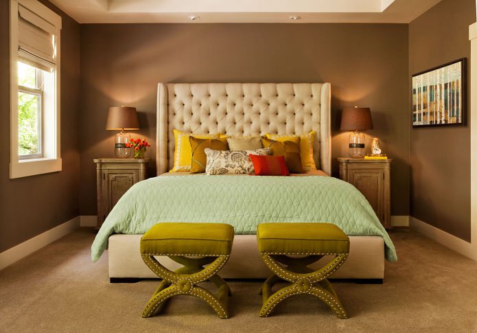 сочетание зеленого и коричневого цвета в интерьере спальни