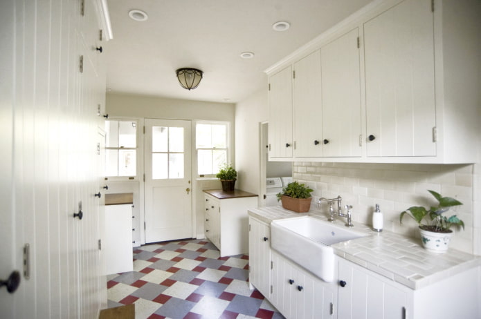 Белая кухня с цветным полом