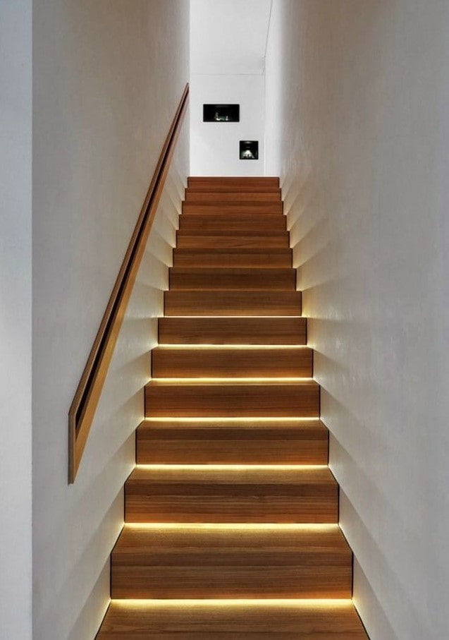 лестница со светодиодным освещением в доме