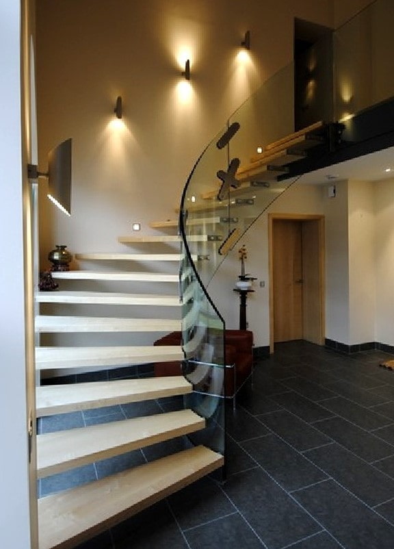 лестница с настенными бра в интерьере дома