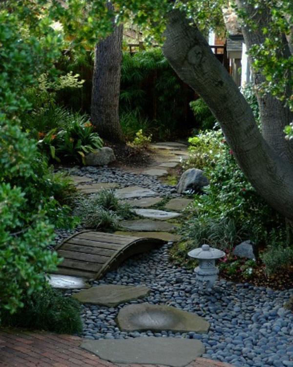 Деревянный мостик и каменная тропинка в саду