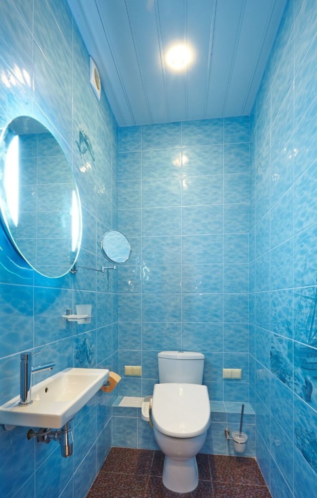 Голубые панели на потолке туалета в городской квартире