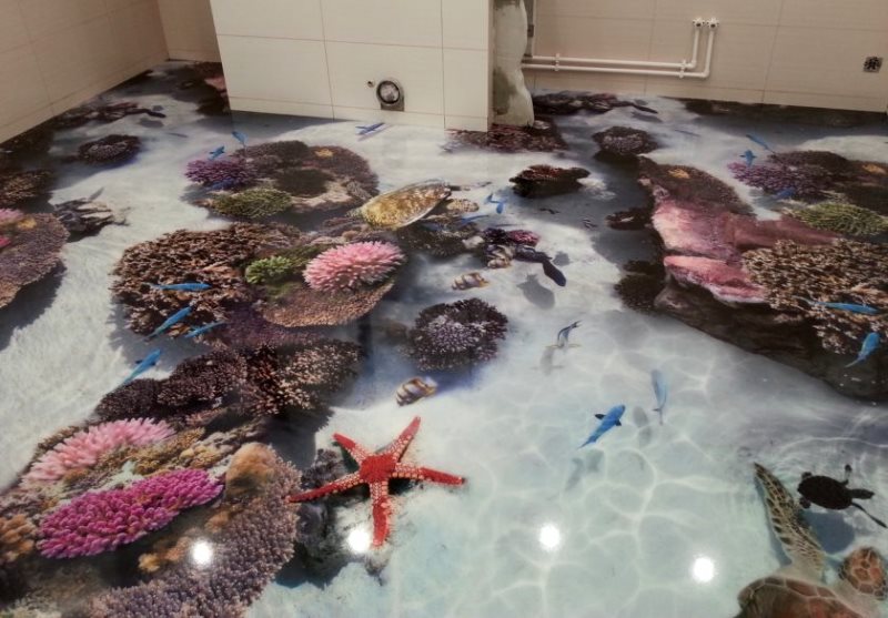 Звезды и кораллы на полу в ванной комнате