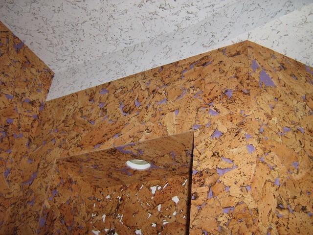 Пробковый потолок в интерьере туалета