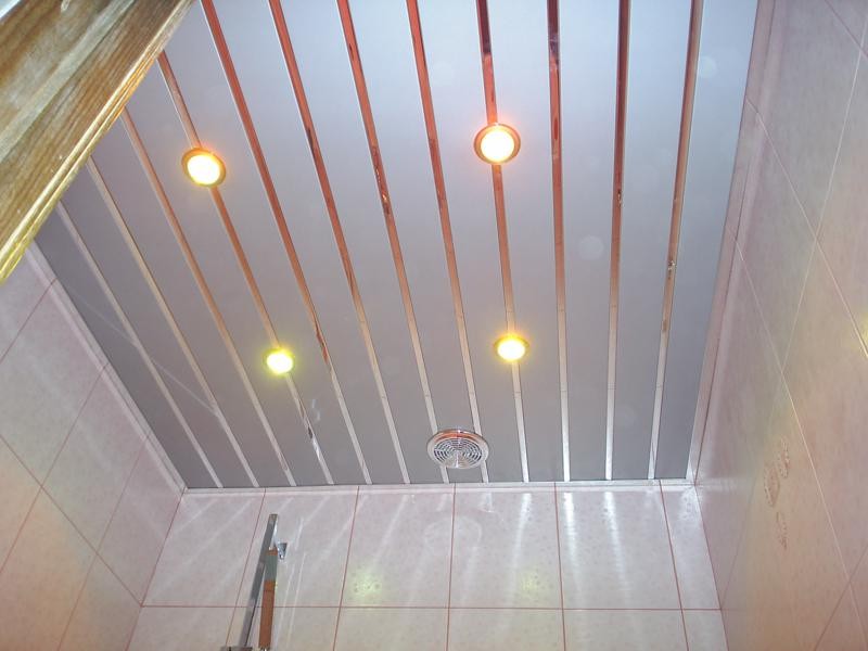 Алюминиевые рейки на потолке туалета в хрущевке