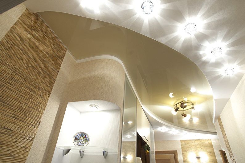 коридор с необычным потолком из гипсокартона