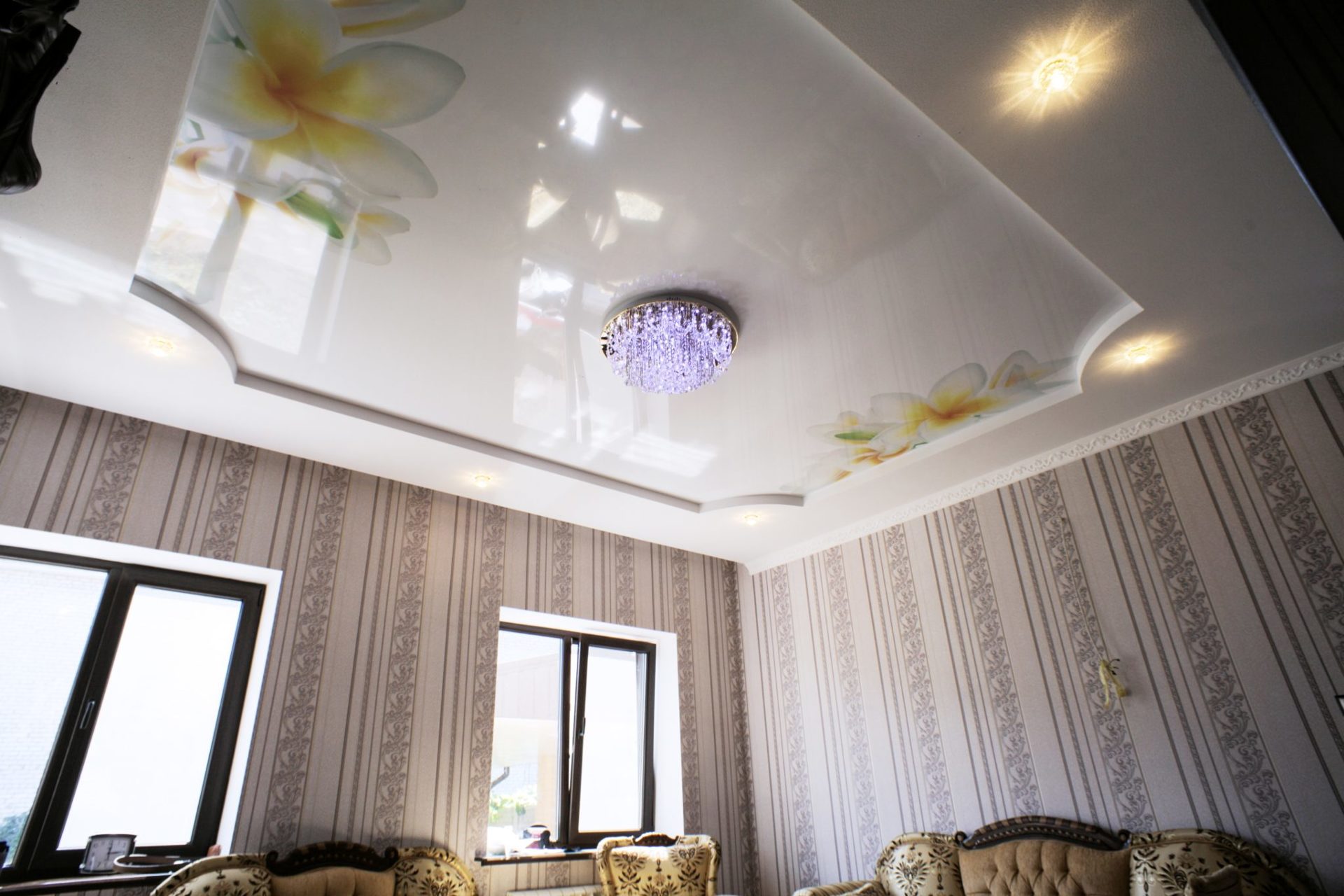 потолок из гипсокартона для гостиной идеи декора