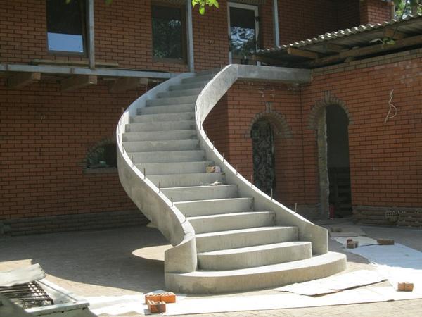 Установкой железобетонной монолитной лестницы занимаются строительные компании