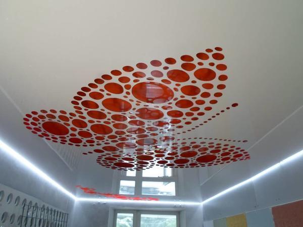 С помощью перфорированного натяжного потолка можно создать оригинальный и неповторимый дизайн помещения