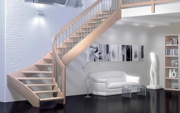Чтобы избежать монотонности в помещении, цвет лестницы должен отличаться от оттенка стен 
