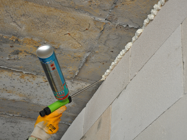 Самым лучшим вариантом заделать стык между стеной и потолком – строительная пена, так как после нанесения во время высыхания она начинает расширяться, тем самым заполняя все пустые места