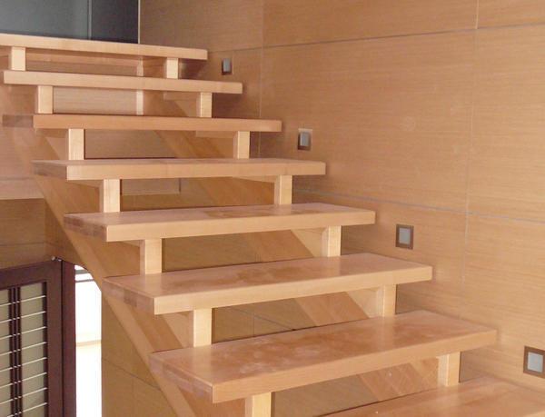 Многие предпочитают выбирать деревянную лестницу, поскольку она характеризуется экологичностью и безопасностью для здоровья