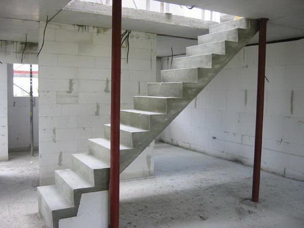 Прямая лестница подходит для загородных коттеджей и небольших дачных домов, построенных из кирпича или газобетона