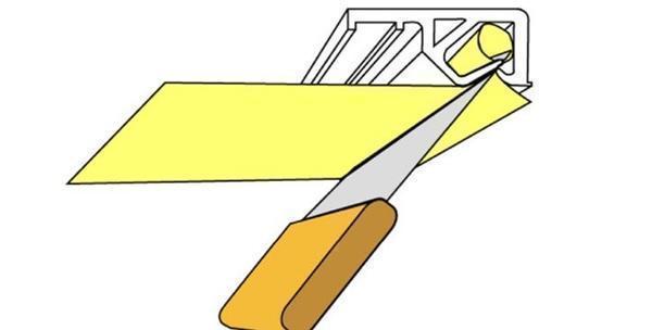 Багет для натяжного потолка удаляется при помощи шпателя с деревянной ручкой