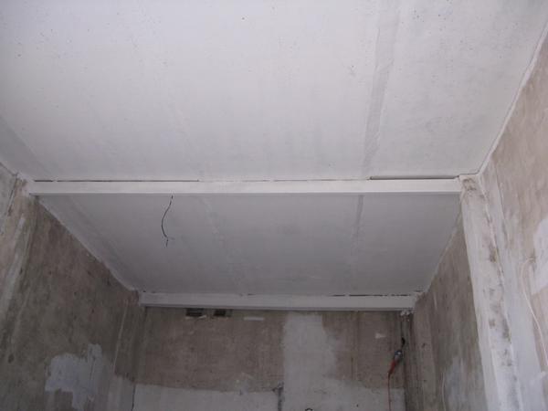 Предварительно очистив и выровняв потолок в гараже его можно покрасить водоэмульсионной краской несколько раз