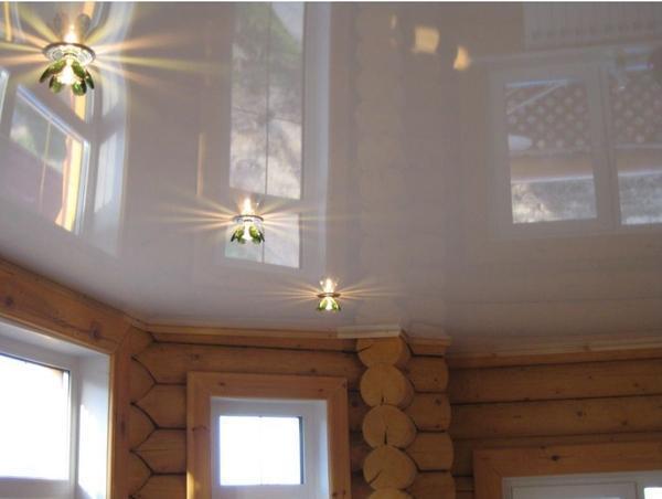 В деревянном доме натяжные потолки - оптимальное решение, которое значительно удешевляет отделку 