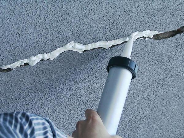 Заделка швов на потолке с помощью монтажной пены является самой простой и быстрой