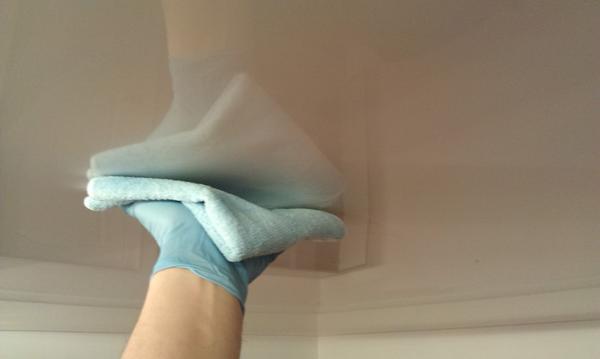 Уход за поверхностью натяжного потолка выполняют с помощью мягкой замшевой или микрофибровой салфетки, удаляя пыль и грязь мягкими движениями