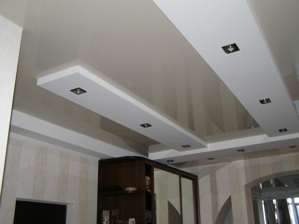 Многоуровневые потолки из гипсокартона выигрышно смотрятся не только в больших помещениях, но и в коридоре
