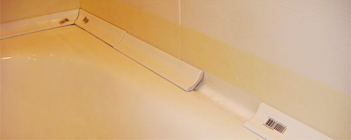 Короткий плинтус не стоит использовать на длинной стороне ванной