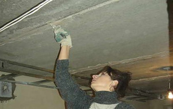 Предварительная подготовка заделать швы на потолке между плитами