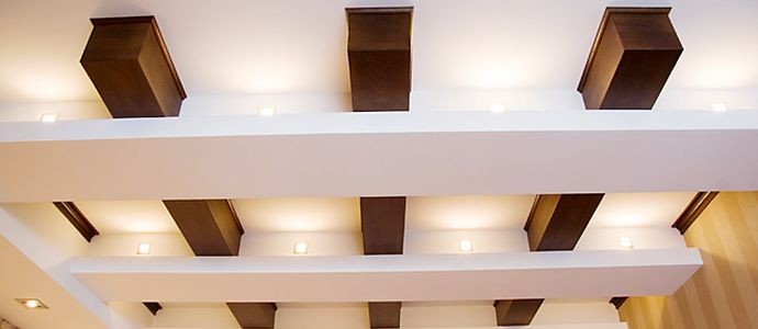 декоративные балки на потолок Из гипсокартона или полиуретана