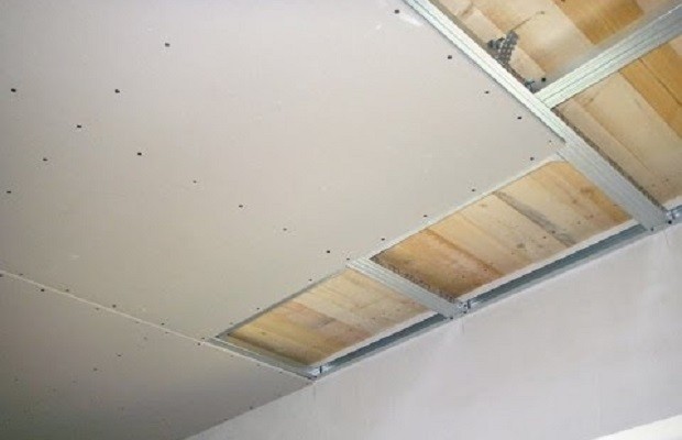 Подшивка потолка по деревянным балкам гипсокартоном: монтаж обрешетки и .