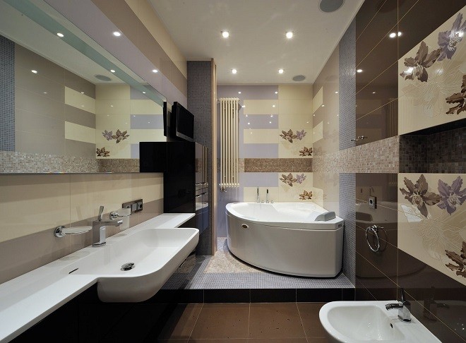 натяжной потолок в ванной с двумя рядами вмонтированных круглых точечных светильников