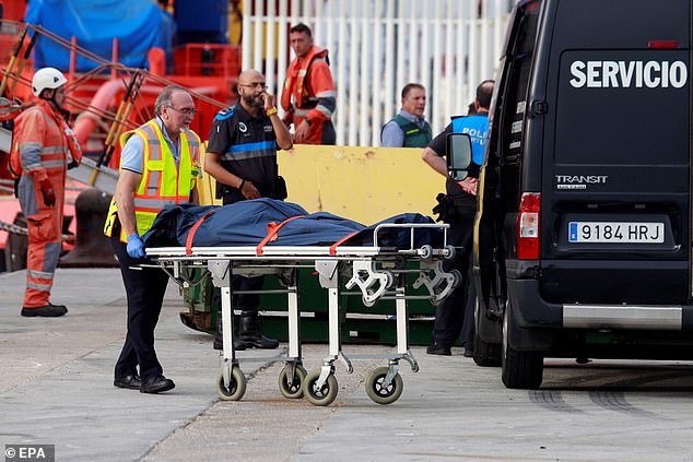 The body of the 75-year tourist of Dutch origins being taken from a rescue vessel after she fell into the water from the Costa Pacifica cruise while it was travelling from Funchal to Malaga
