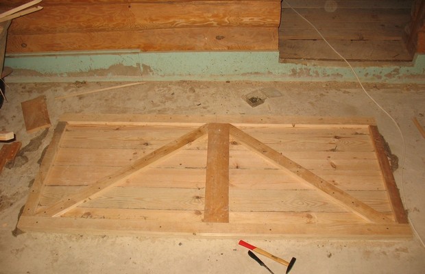 Изготовление деревянной двери для сарая