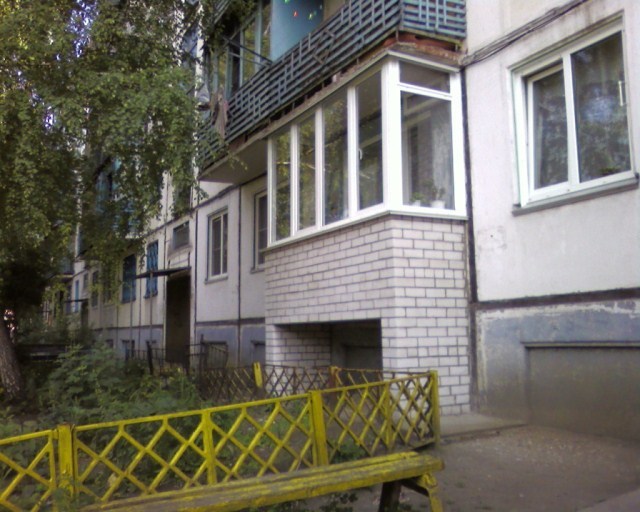 Балкон на первом этаже - находка для желающих иметь собственный погреб