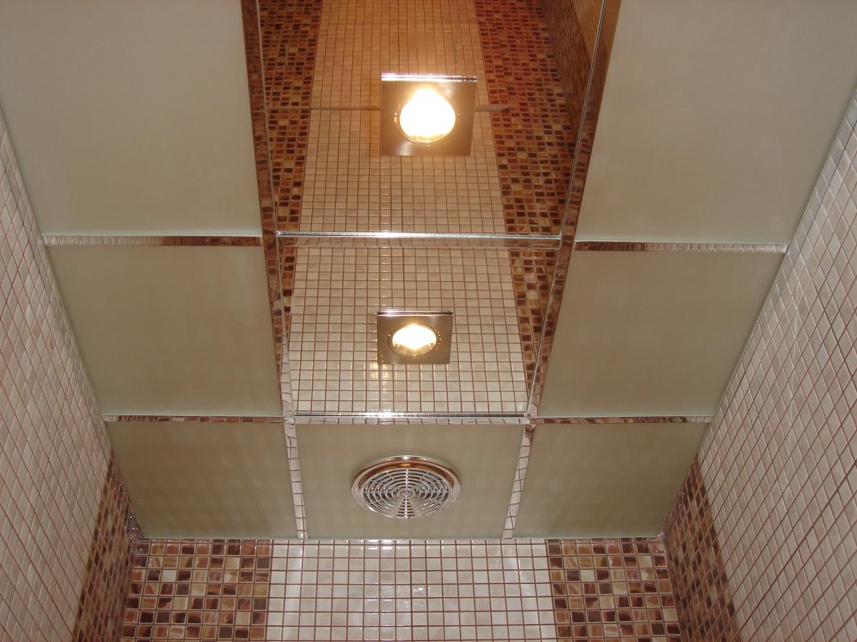 Потолочная плитка в ванной хорошо сочетается с зеркальной 