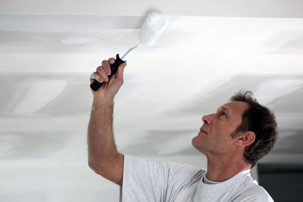 Только после завершения всех ремонтных работ можно смело приступать к покраске потолка