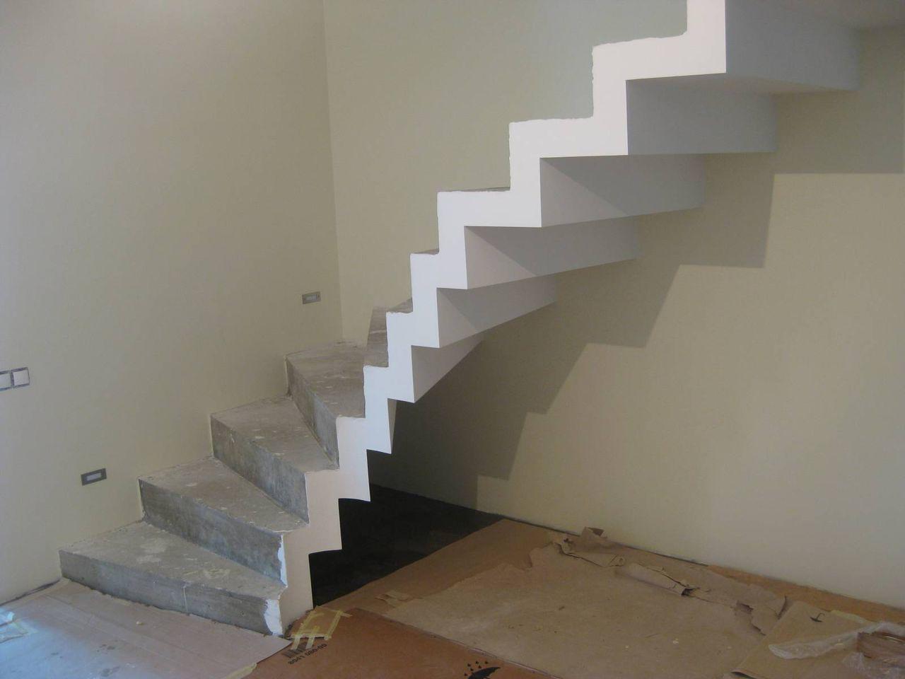 Лестница из бетона приемлема в цене и создает возможность последующей облицовки