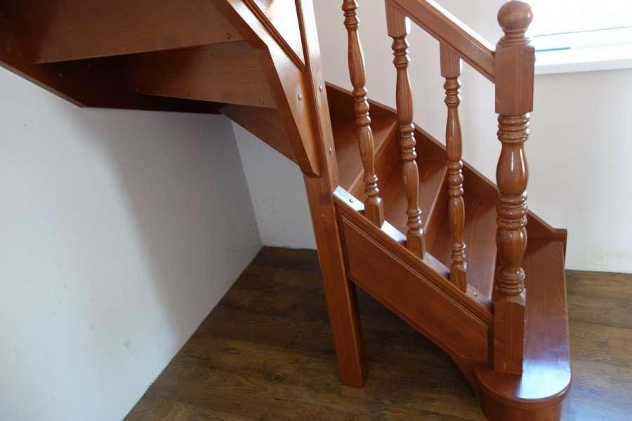 Для деревянной лестницы из сосны лучше всего подойдет полиуретановый лак