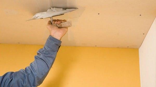 При правильном подходе к ремонтным работам заделать швы между потолочными плитами можно своими руками