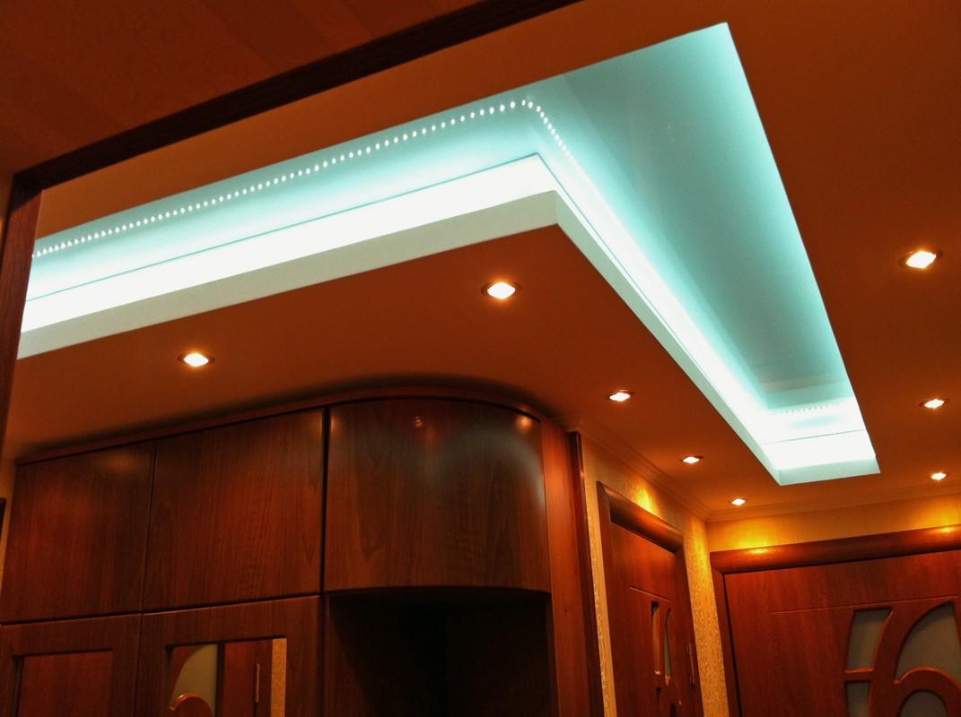 Подсветка в гипсокартоновом потолке создает особую атмосферу, делая коридор комфортным и красивым