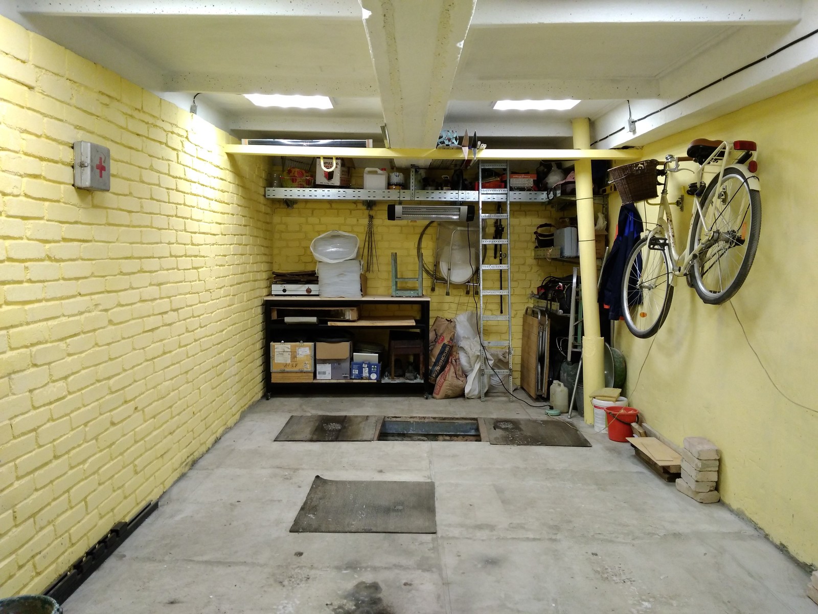 Желтые стены в гараже